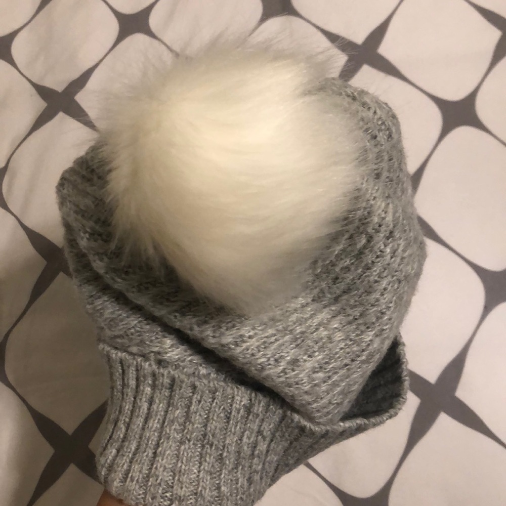 Beanie with pom Pom - Picture 4 of 6